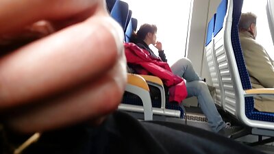 Sexig milf som går kommando på offentliga platser som visar hennes fitta och bröst