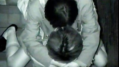 Lesbisk hemmavideo med två vackra brunetter som äter fitta och gör ut
